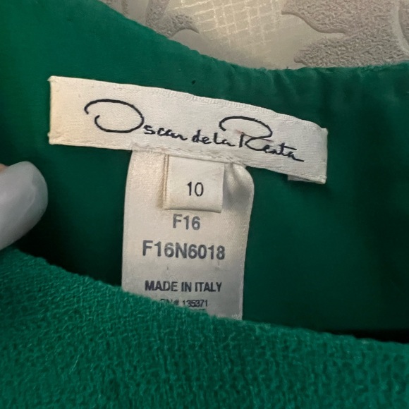 Gown by Oscar de le Renta - Picture 4 of 7